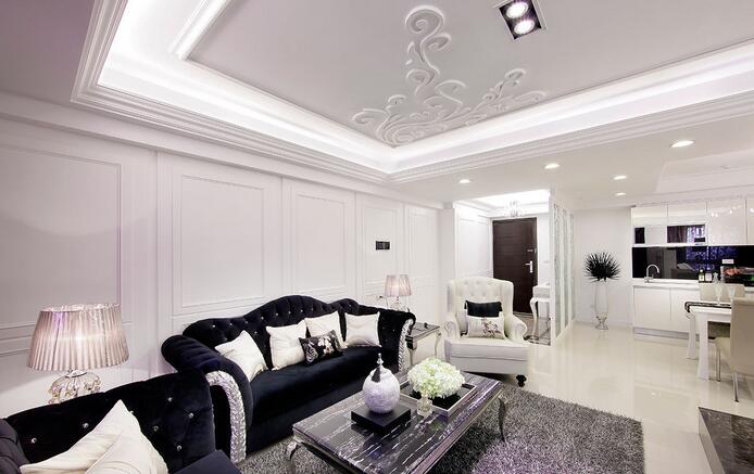 白净的天花板延伸着精美的图腾，在低调奢华的空间体现一分优雅。