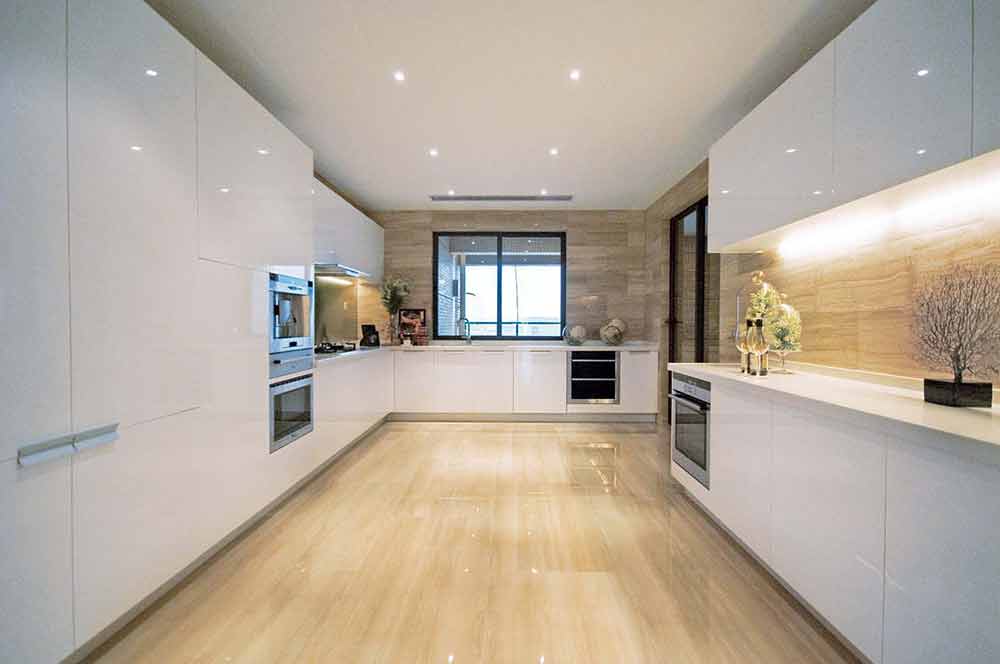 白色的厨房简约到了极致，一体式的橱柜设计实用美观。