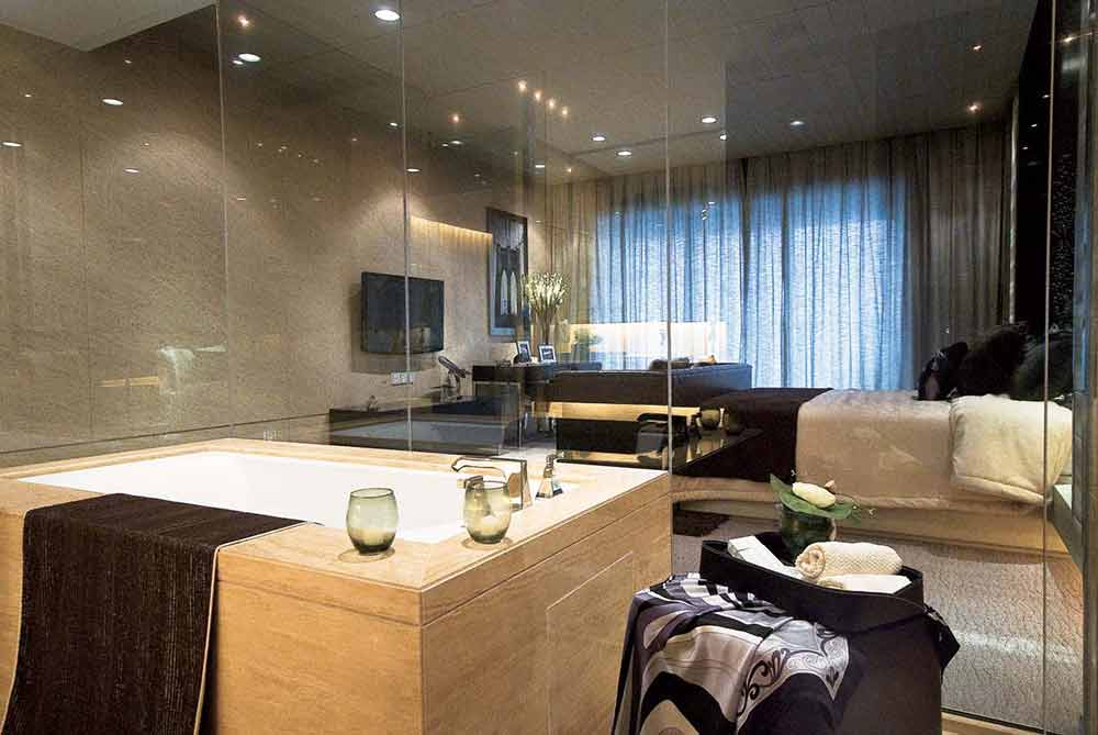 浴缸设计在了靠近玻璃墙面的一面，泡澡的同时还能看电视真是一举两得。