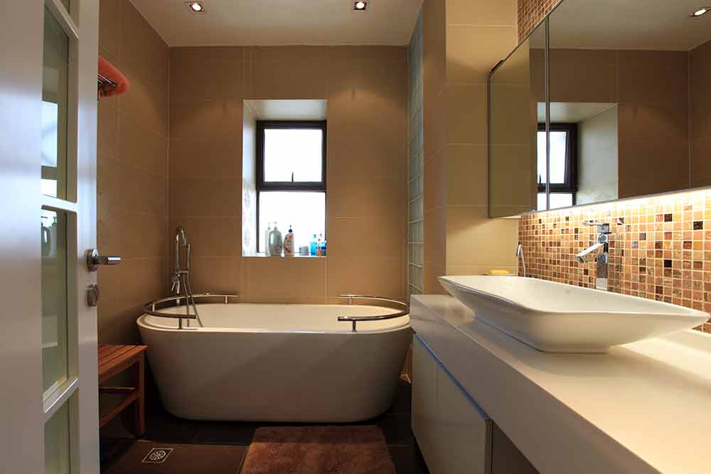 卫生间的镜子兼具储物功能，能让洗手池台面变的整洁。