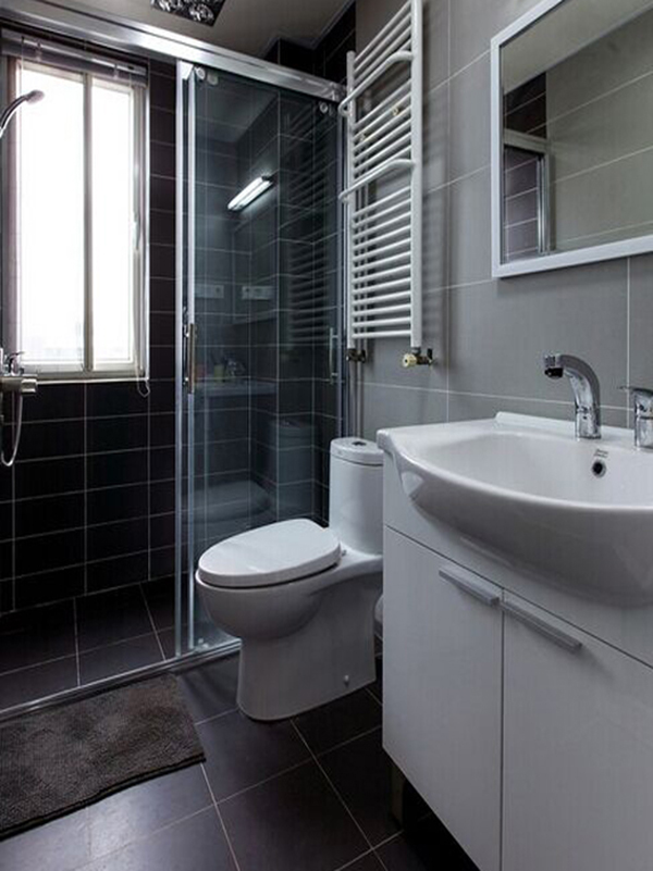 对浴室而言，深色地砖的厚重和浅色墙砖的放松，就是最好的搭配。