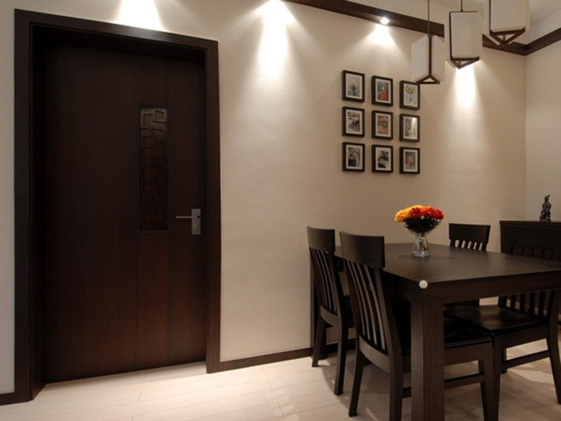 厚实的实木门和实木餐桌椅，中式的简洁典雅。