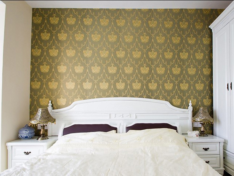 床头柜上配上优雅的田园灯，和精心挑选的壁纸一起点缀你的梦。