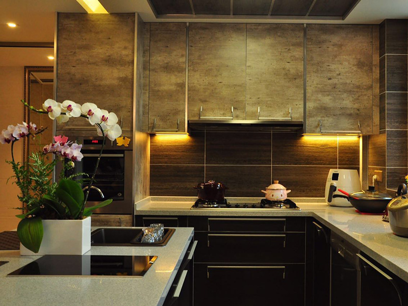 橱柜别具一格的颜色和纹理，让厨房与众不同，一盆兰花让厨房更雅致。