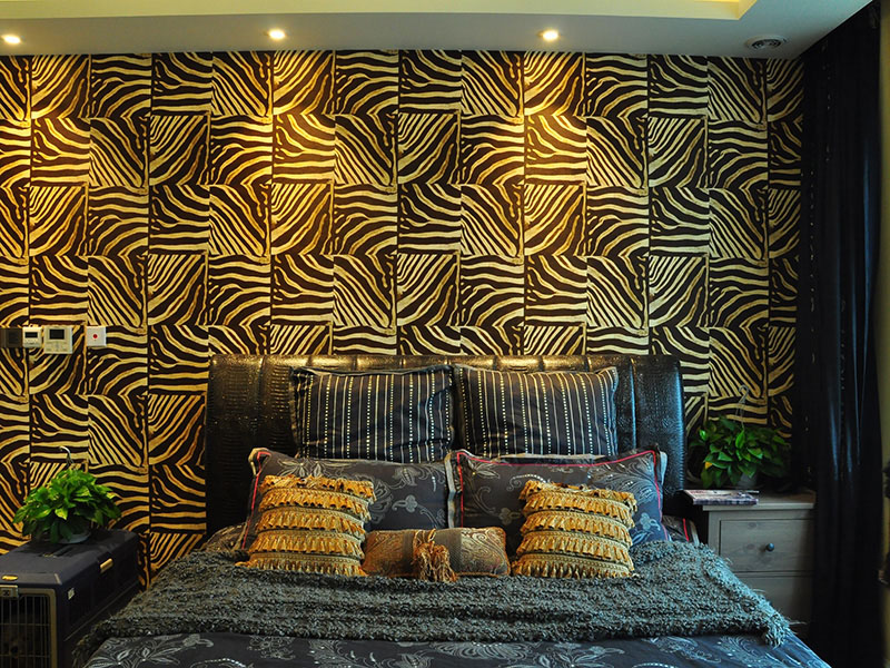 壁纸的花纹和床具布艺做好配合，能够让卧室整体性更好。
