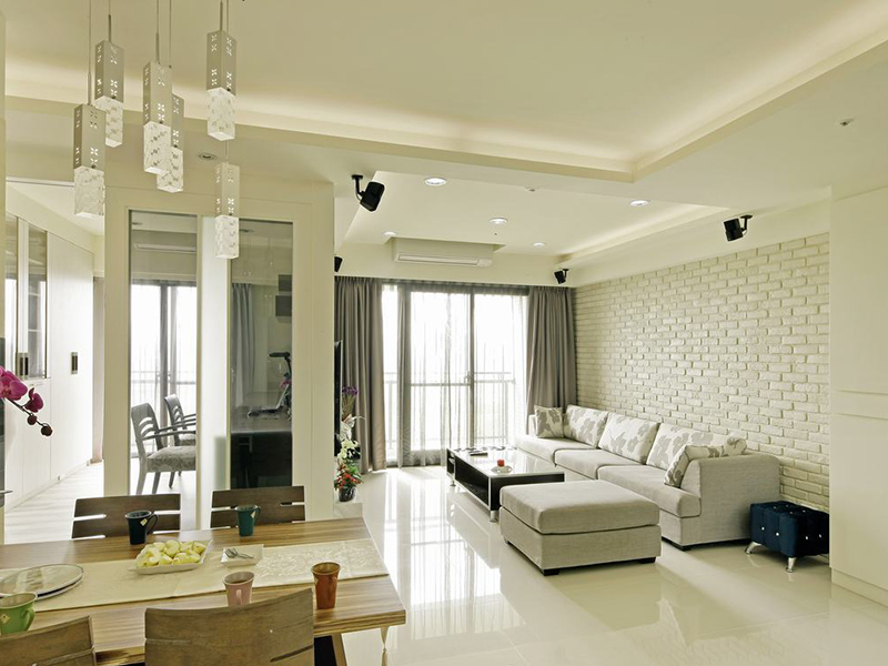 用纯白色覆盖墙体和地面，充分采光，使整个空间变得清爽，干净。