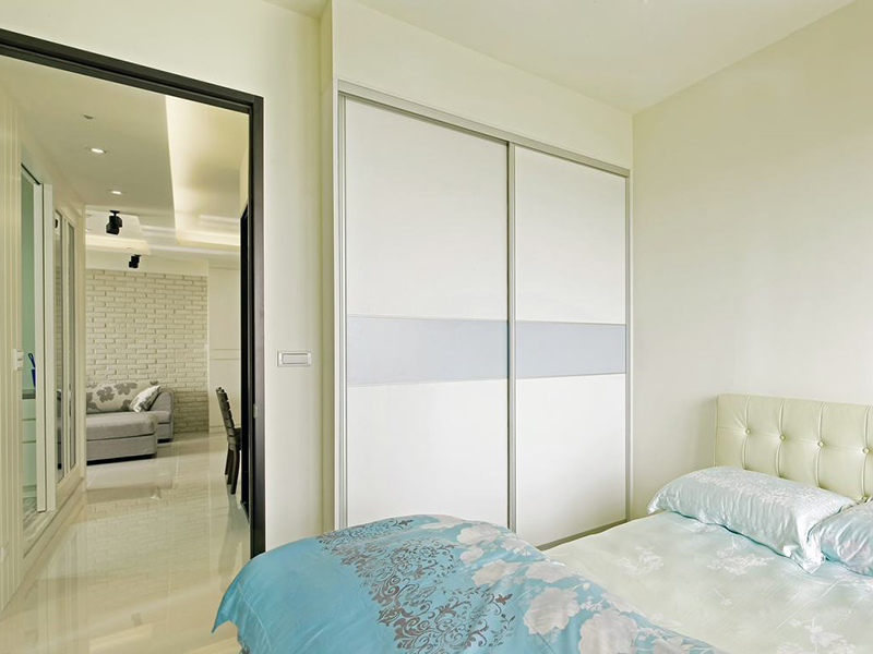 功能型客房的标配，一床一柜，在小空间发挥着大用处。