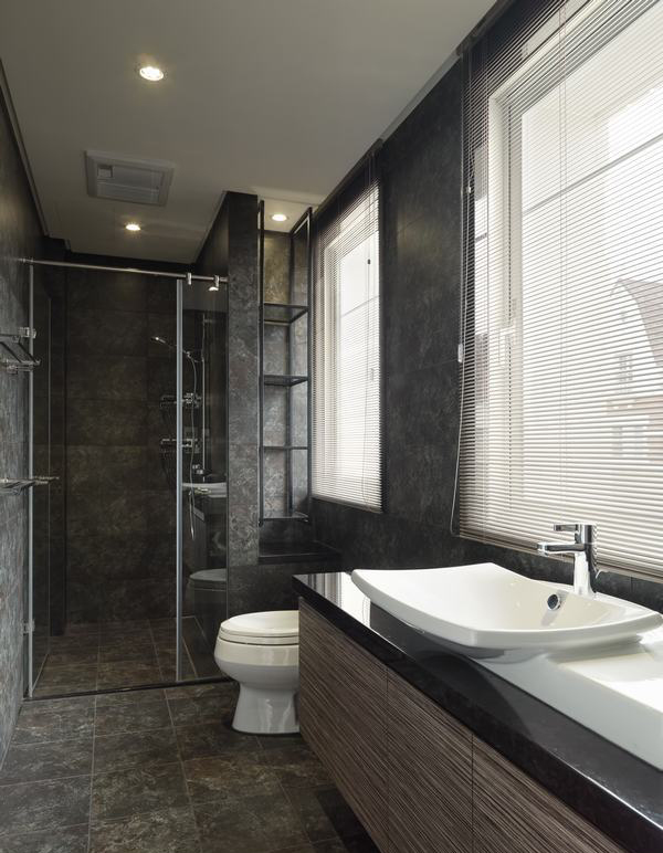 沐浴室旁的空间，经过铁架的勾勒，又是一个精髓的储物平台。