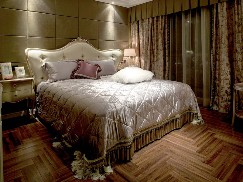 卧室采用暖色调，有助于睡眠；两盏床头灯渲染了朦胧的浪漫气息。
