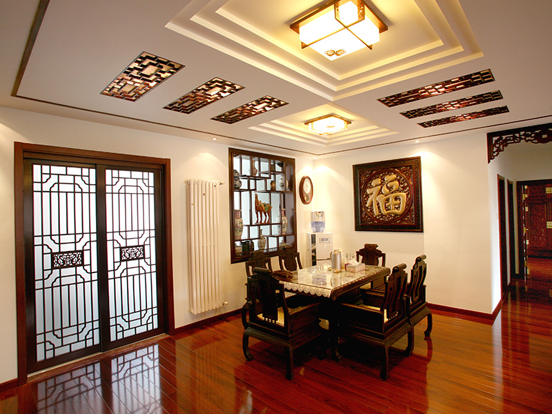 用木材装饰的天花、门、橱窗和桌椅搭配墙上挂着的福字，拼凑成带有浓浓中国味的餐厅。
