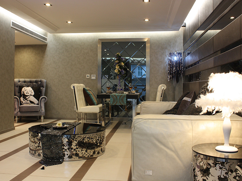 客厅有着黑白经典的现代感，也有着舒适优雅的高贵感。