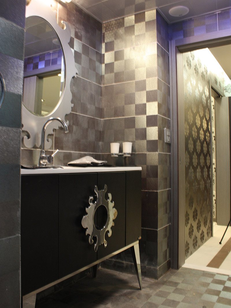 格子拼接瓷砖的艺术感，为卫生间增加错乱梦幻的空间感。