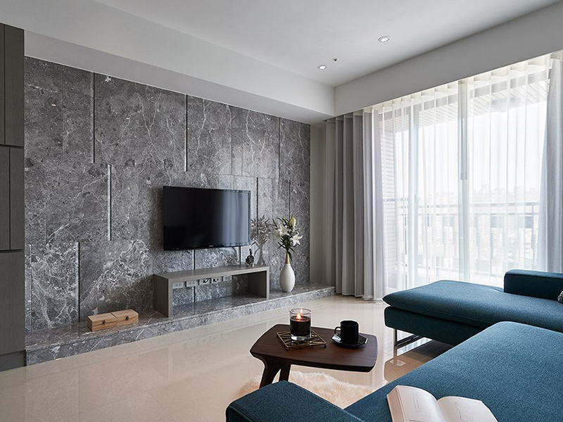 以沉稳调性的银狐大理石作为电视主墙，可以铺陈出空间的大器质感。