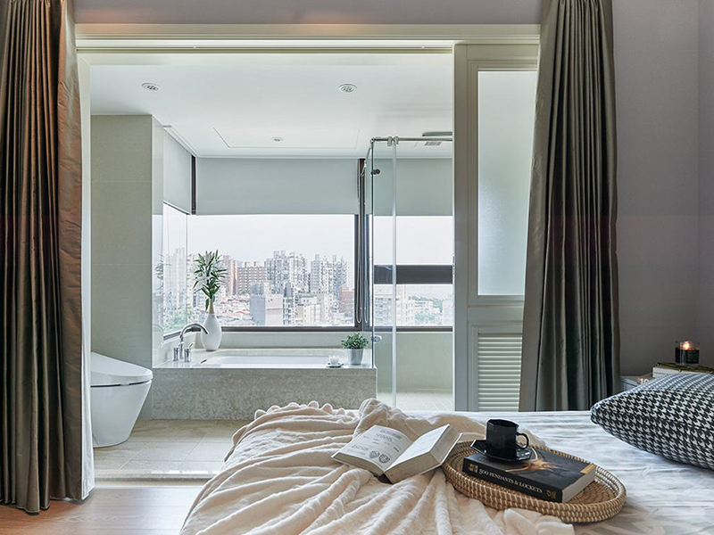卧室采用饱满的采光设计，透过大面窗照入室内，增加室内的通透感。