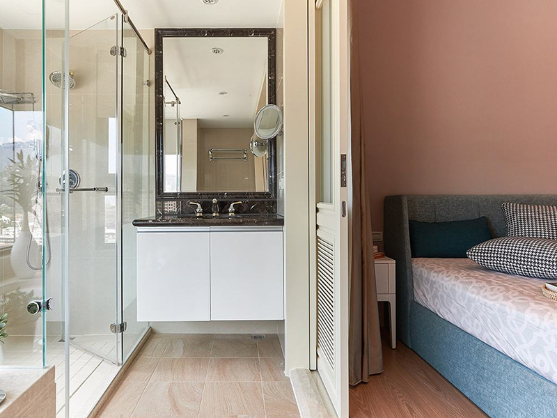 保留了原有的主卧卫浴配置，饭店式的格局规则让业主享受更舒适的居家生活。