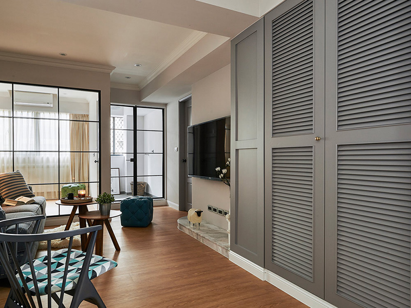 以百葉的形式设计柜面，让室内外都能保持空气的流动性。