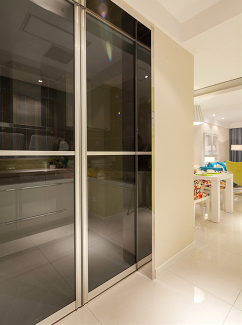玻璃推拉门易清洁，且它完全打开时，原本拥挤的厨房空间可以开放到最大限度。