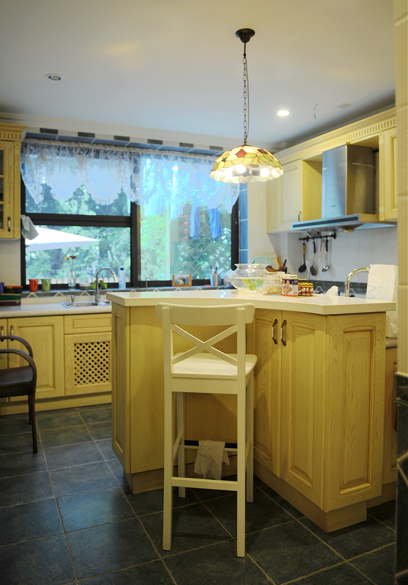 造型别致的直角小吧台，不仅为开放式厨房增色不少，还兼具了橱柜的功能。