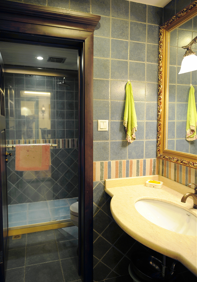 卫生间的瓷砖选对色调和质感很重要，几乎能决定风格走向。