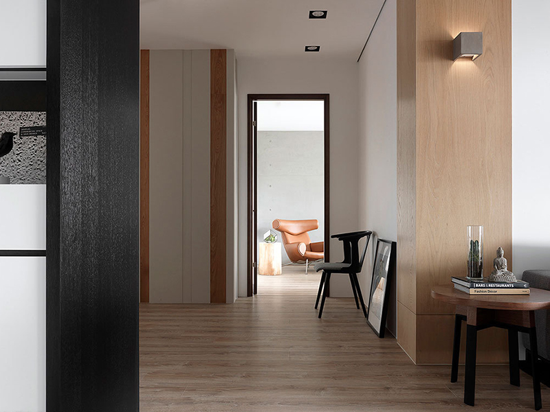 玄关，以深浅不同的木纹，装饰走廊的立面，创造自然朴质的意境。