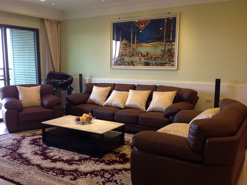 现代沙发搭配古典油画，一场古代文明与现代科技的碰撞。