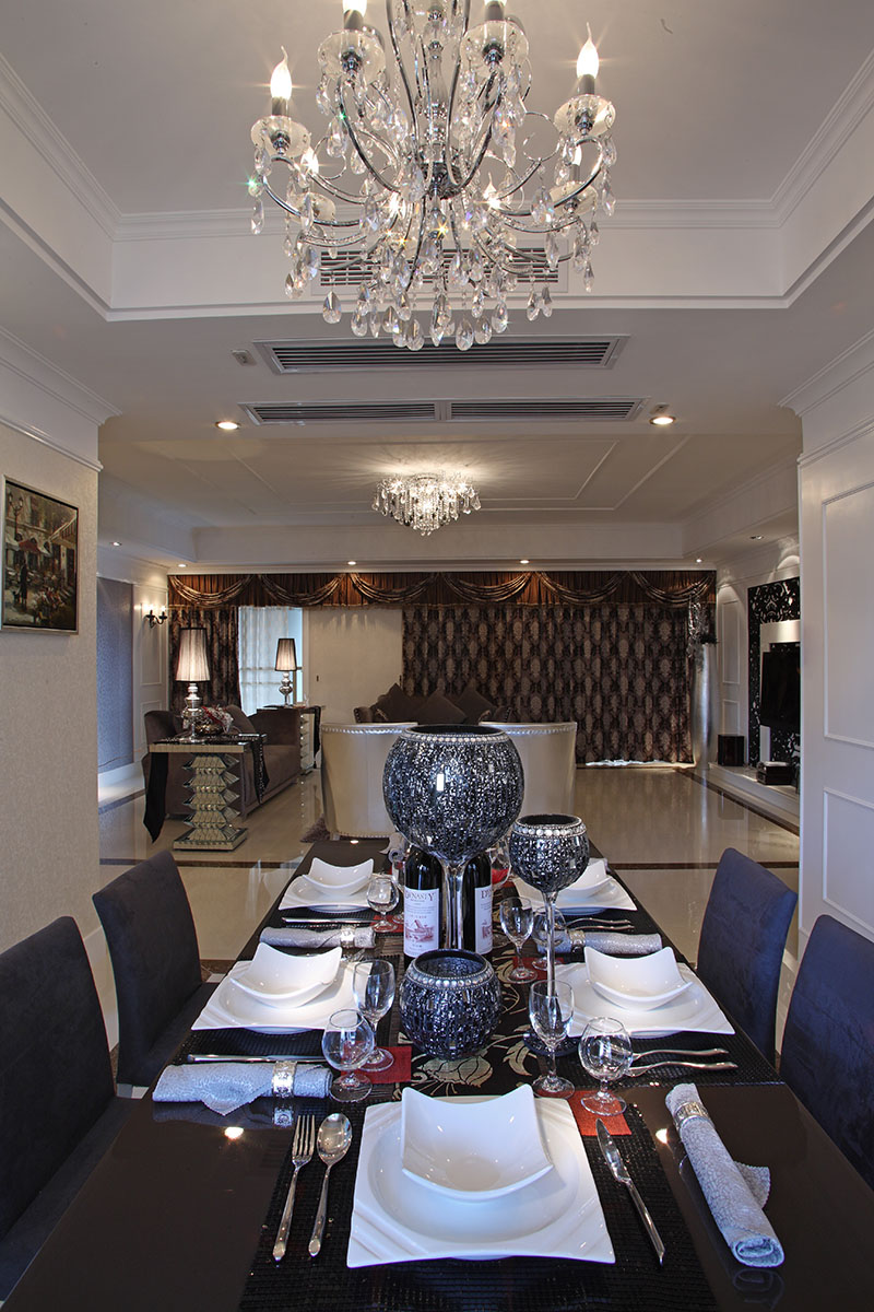 西式的餐桌，璀璨的吊灯交相呼应。让人尽情享受与家人的用餐时刻。