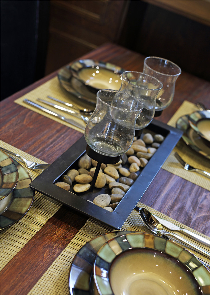 创意餐具加上鹅卵石，把自然也搬到了餐桌上。