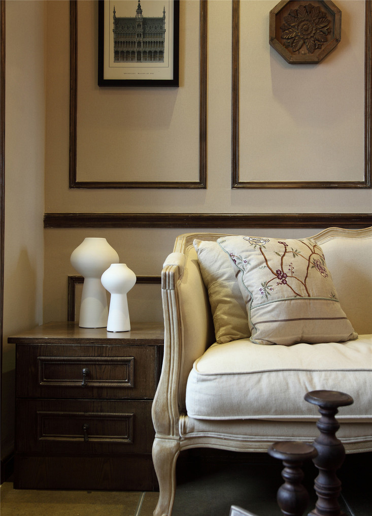 大小不同的纯色装饰，将客厅的小角落装饰地安然沉静。