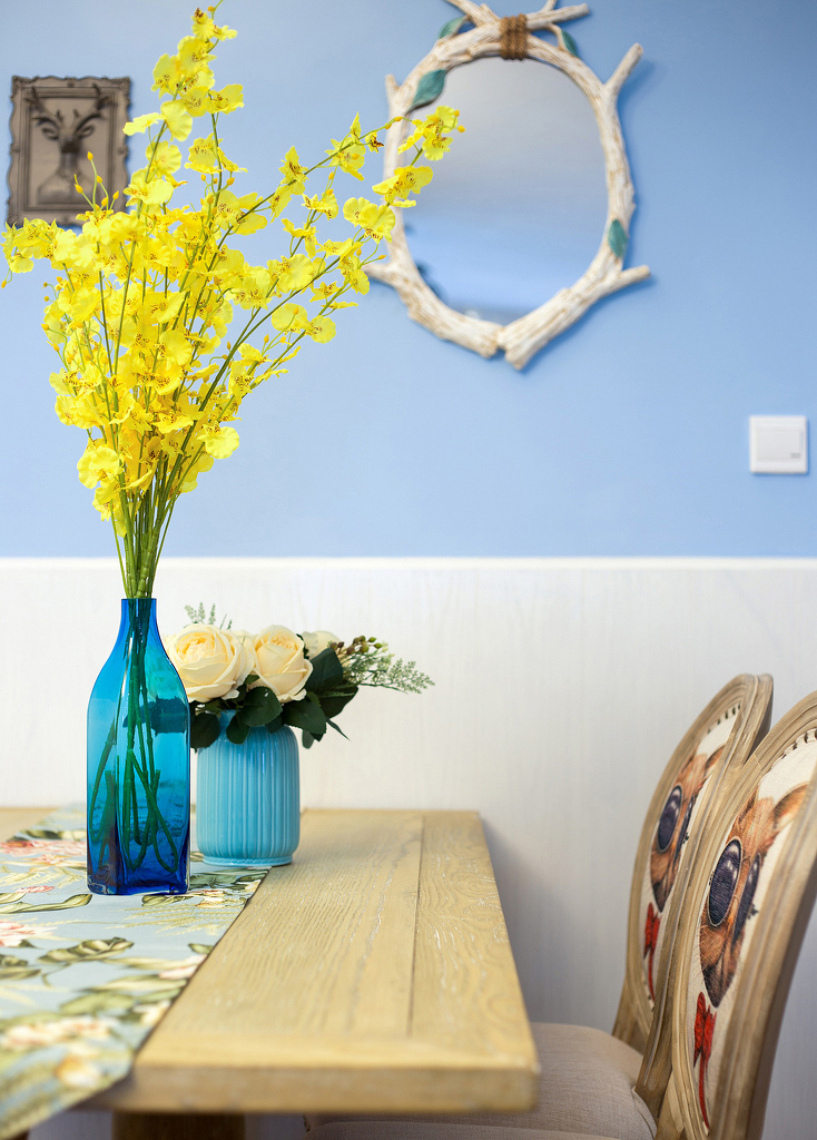 黄色的花朵往往特别容易吸引注意。将不起眼的餐桌装点的独特个性。