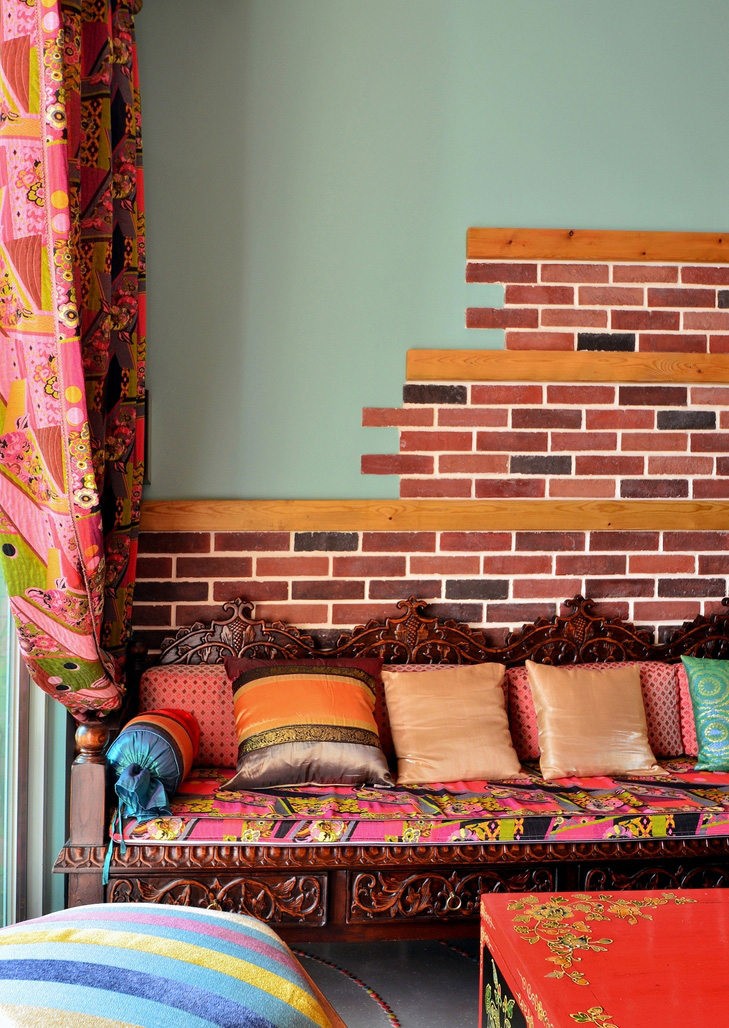 无论是沙发抱枕还是沙发背景墙，都逃不过独具风格的色彩搭配。明艳热情的风格总是让人离不开视线。