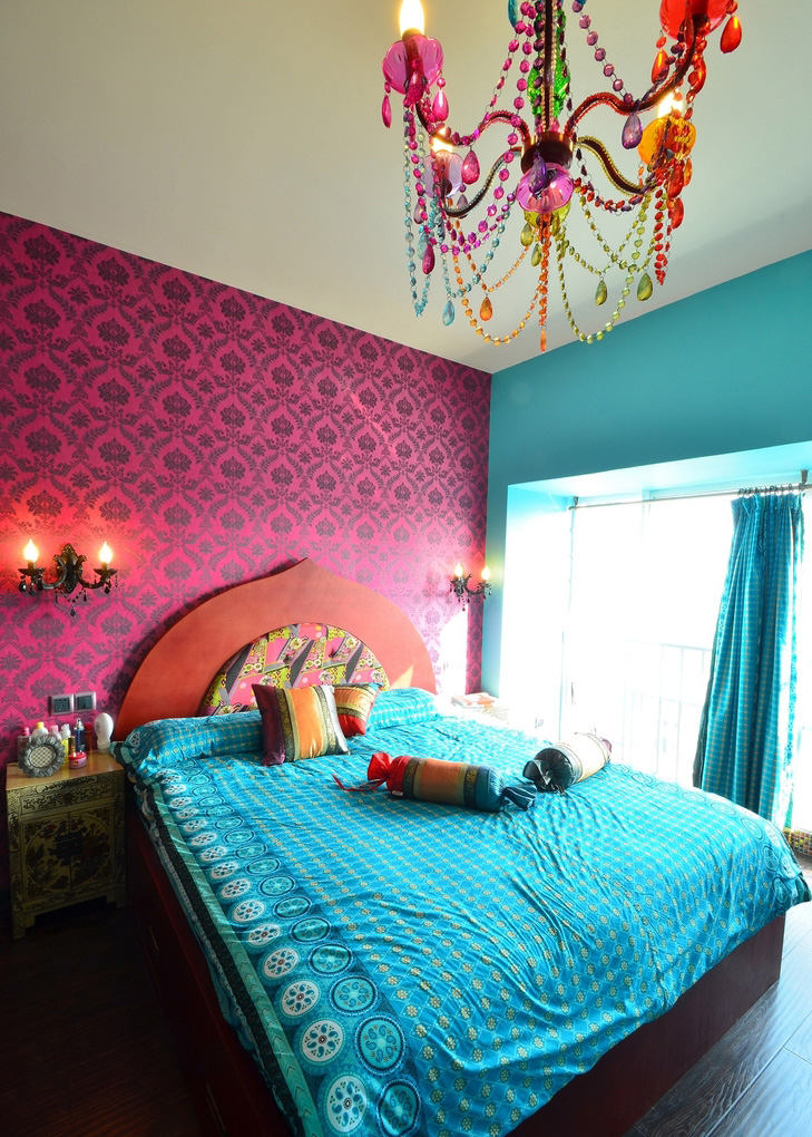 卧室强大的色彩对比，十分具有视觉冲击。公主项链般的吊灯提高了卧室的格调。