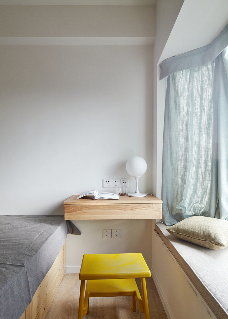 卧室配备的小书桌，真是简洁有用。