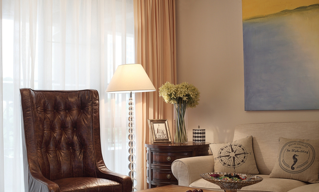 低调客厅中添加一抹小绿，让空间气氛不再那么沉。