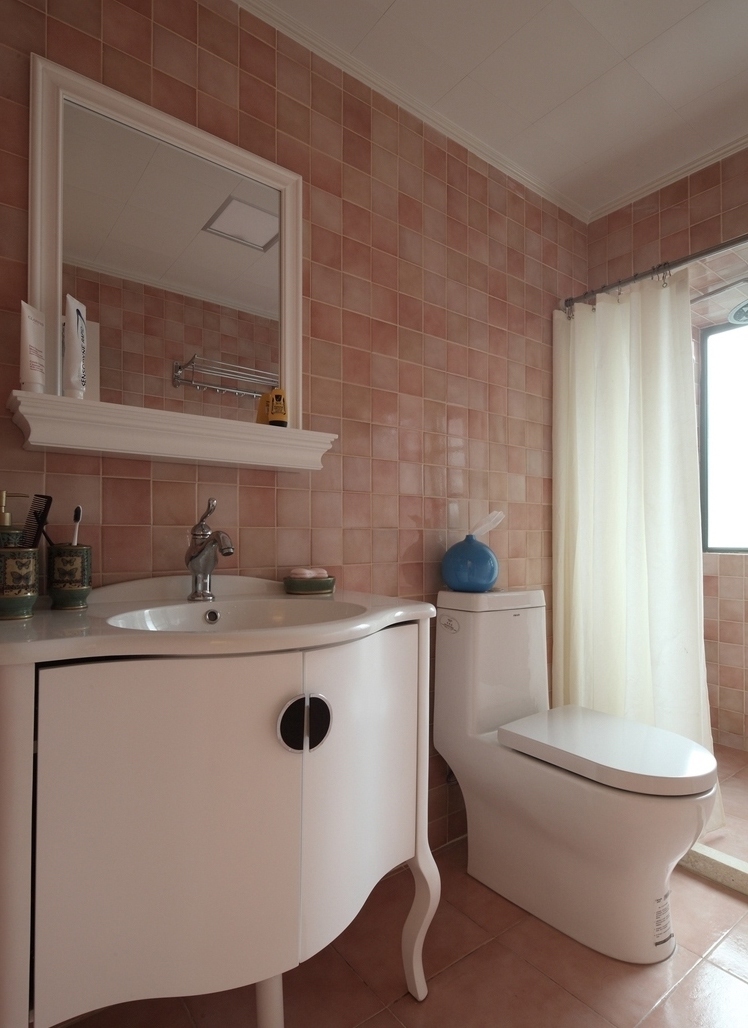 厕所依旧是方块拼凑的马赛克，换了玫瑰色瓷砖，连厕所都浪漫。