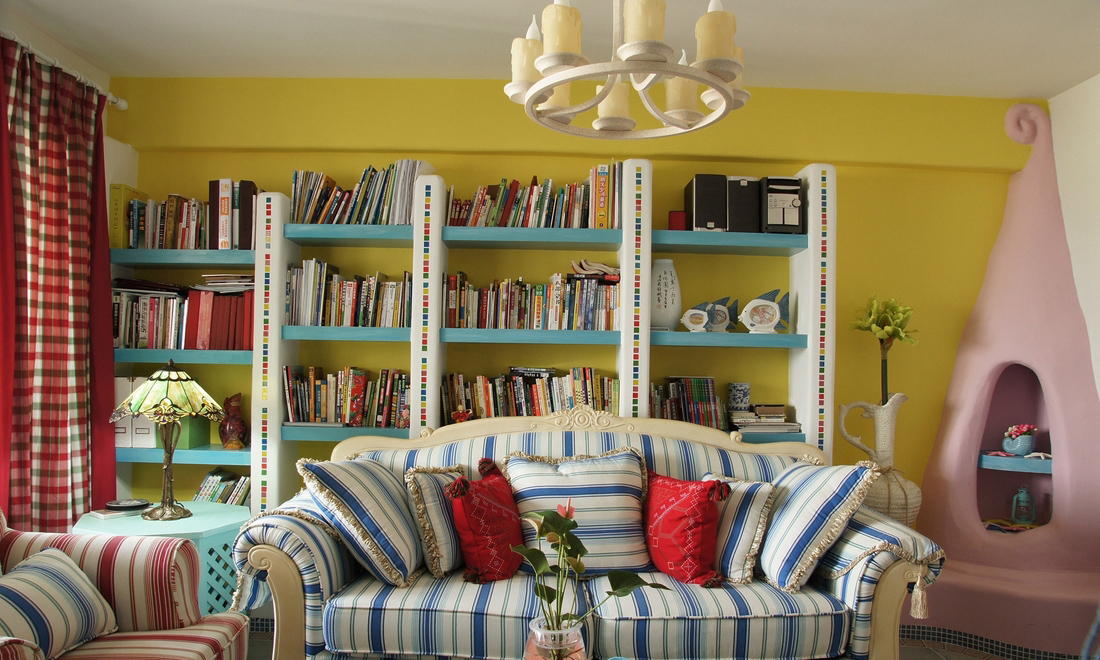 为了节省空间，沙发背景墙用书架代替，五彩的小色格子，是梦幻绚烂的字符，承载着童话的魔法。