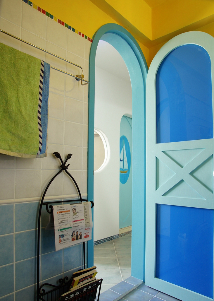 卫生间极简的卫浴，加上蓝白瓷砖算是一种独特的格调。