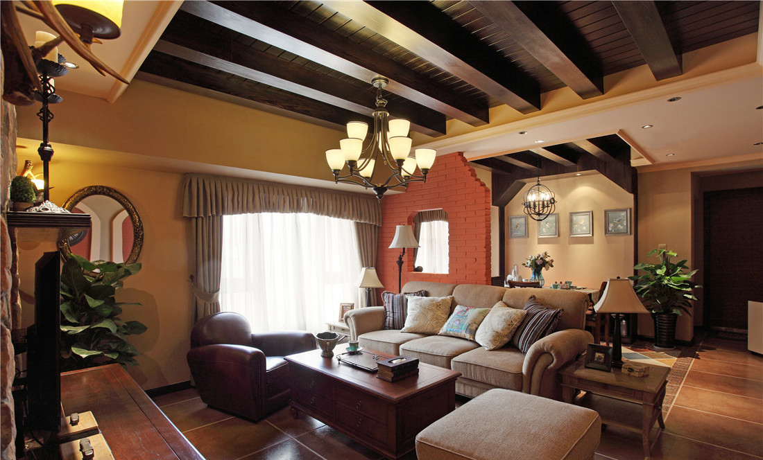 依旧是木质吊顶，与卧室的明快不同，客厅显得更沉稳一点。布艺沙发和皮质沙发的组合把高贵和舒适结合在一起。