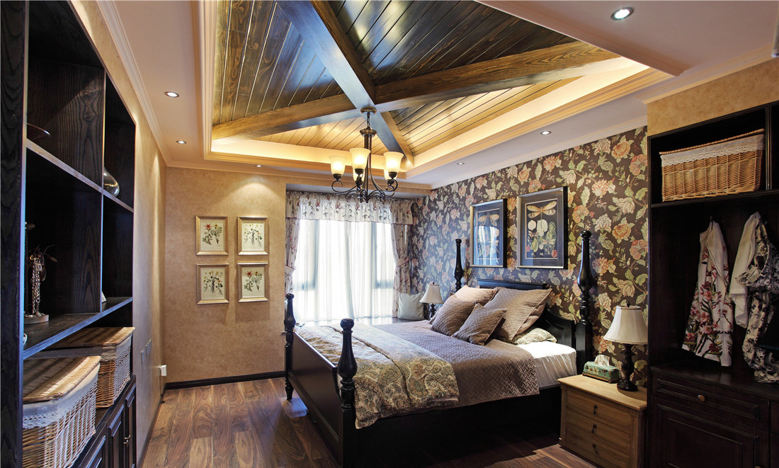 卧室里大面积的木质吊顶加上木纹地板，将整个卧室的气质承托地高大上起来。