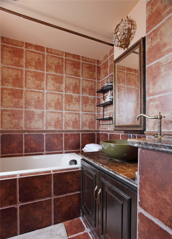 洗手间复古褪色瓷砖，渐变层次的变化把洗手间烘托得格外具有年代感。
