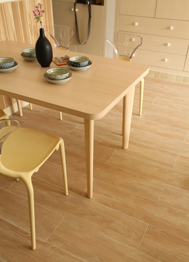 木质地板和现代造型的椅子搭配，是现代的简约，是简约的现代。