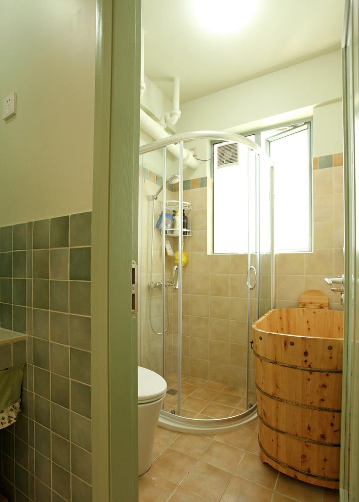 浅绿色拼接洗手台瓷砖，嫩出水来~浴房的淋浴+木桶设计，人性舒适。
