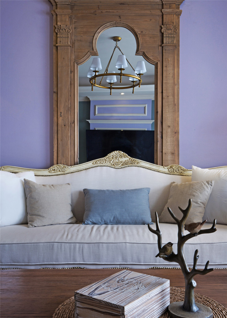 浅紫色的公主沙发和沙发后独特的镜面，在保持客厅浪漫风格的同时还拉长了客厅的长度。