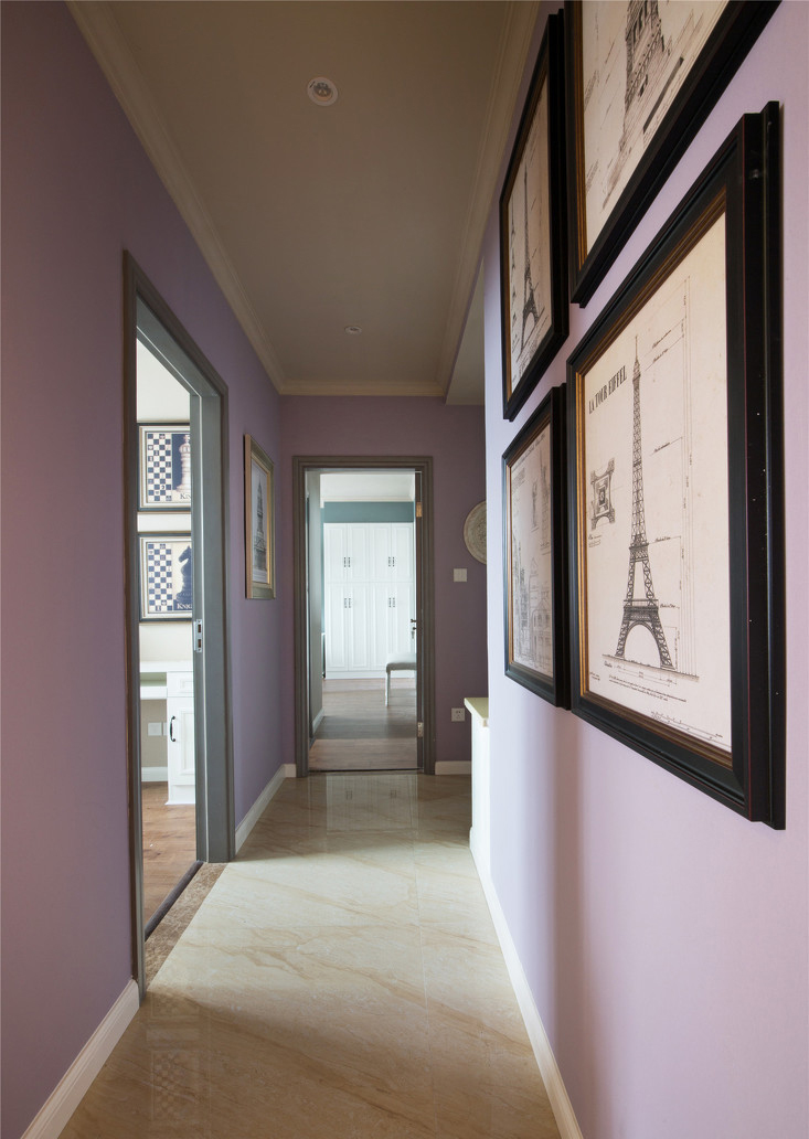 卧室走廊里纵向挂着的欧式牛皮画，拉长了走廊的长度。