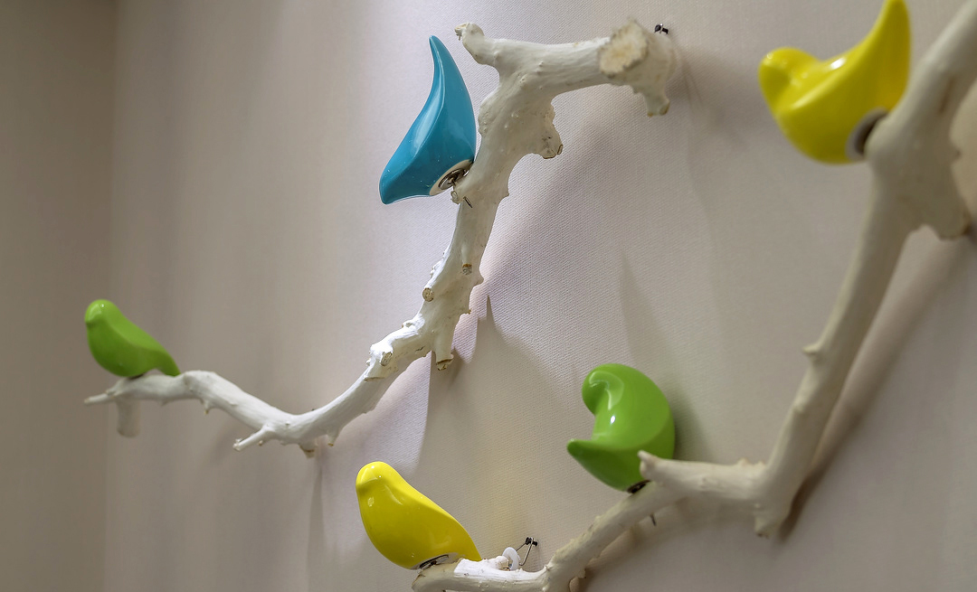 墙面上树枝造型加上几只小鸟，自由快乐。