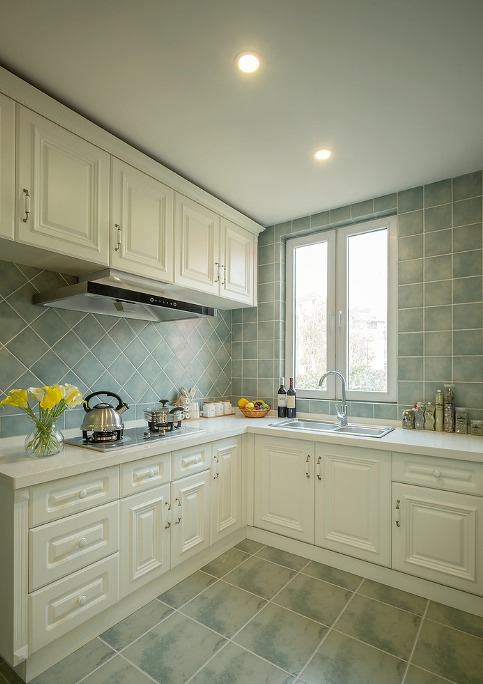 厨房的瓷砖颜色很清新，淡淡的绿把厨房衬托地十分清新。
