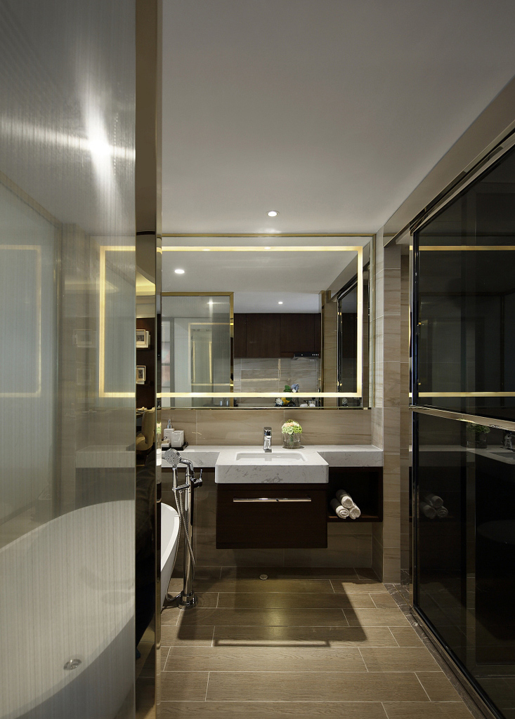 卫生间用黑色和金属色的搭配，把风格变得奢华高贵。