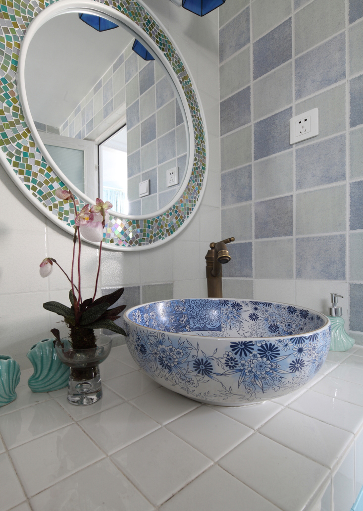 厕所青花洗手盆还原了中式风格，马赛克琉璃材质的原镜又多了异域风情。