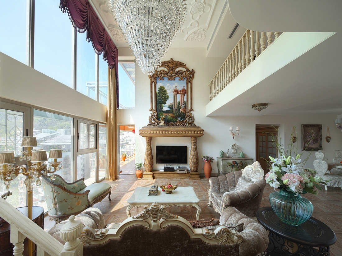 客厅用双层落地窗的形式，体现了居室的高度。欧式家居和水晶吊灯，乍一看就觉得很“贵”！