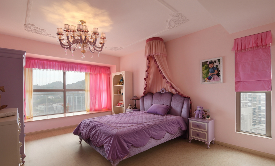 侧卧公主房粉红烂漫。小飘窗给了童话宫殿谜一样的虚幻。