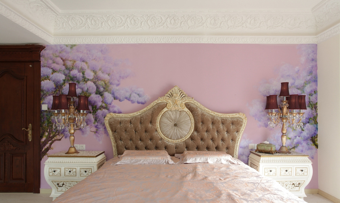 背景墙的紫色树木将居室烘托地浪漫自然。